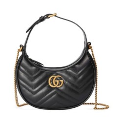 Gucci GG Marmont Una mini borsa a forma di mezzaluna Nera