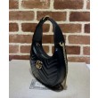 Gucci GG Marmont Una mini borsa a forma di mezzaluna Nera