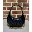 Gucci GG Marmont Una mini borsa a forma di mezzaluna Nera