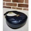 Gucci GG Marmont Una mini borsa a forma di mezzaluna Nera