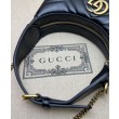 Gucci GG Marmont Una mini borsa a forma di mezzaluna Nera