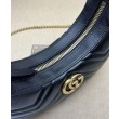 Gucci GG Marmont Una mini borsa a forma di mezzaluna Nera