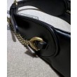 Gucci GG Marmont Una mini borsa a forma di mezzaluna Nera
