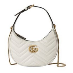 Gucci GG Marmont Una mini borsa a forma di mezzaluna Bianca