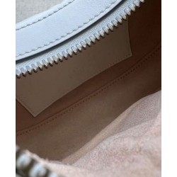 Gucci GG Marmont Una mini borsa a forma di mezzaluna Bianca Gucci GG Marmont Una mini borsa a forma di mezzaluna Bianca