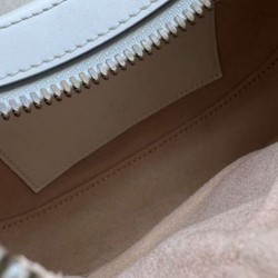 Replica Perfette Gucci GG Marmont Una mini borsa a forma di mezzaluna Bianca imitazioni
