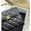 Imitazione Mini pochette con manico con catena nera AP2945