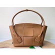 Borsa Media Arco Bottega Veneta Granata Caramello