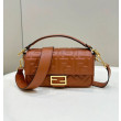 Borsa media Baguette Fendi nappa FF marrone