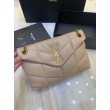 Borsa piccola Saint Laurent Borsa Loulou Puffer agnello beige