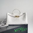 Bottega Veneta Andiamo Piccolo East/West Borsa Agnello Intrecciata Bianca