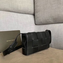 Borsa a cassetta Bottega Veneta agnello nera Replica qualità specchio Replica Perfette Borsa a cassetta Bottega Veneta agnello nera imitazioni