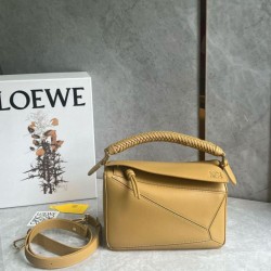 Loewe Puzzle Piccolo Borse Replica Sahara Vitello con Manico Intrecciato qualità specchio Replica Perfette Loewe Puzzle Piccolo Borse Sahara Vitello con Manico Intrecciato imitazioni
