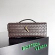 Pochette Andiamo di Bottega Veneta con manico agnello intrecciata fondente