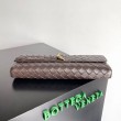 Pochette Andiamo di Bottega Veneta con manico agnello intrecciata fondente
