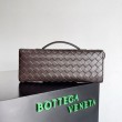 Pochette Andiamo di Bottega Veneta con manico agnello intrecciata fondente