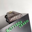 Pochette Andiamo di Bottega Veneta con manico agnello intrecciata fondente