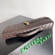 Pochette Andiamo di Bottega Veneta con manico agnello intrecciata fondente
