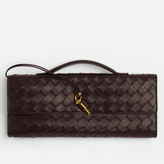 Pochette Andiamo di Bottega Veneta con manico agnello intrecciata fondente