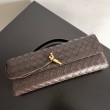 Pochette Andiamo di Bottega Veneta con manico agnello intrecciata fondente