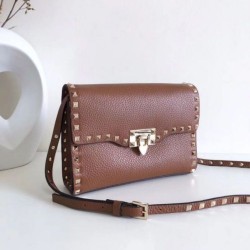 Qualità Specchio Replica fedele Valentino Rockstud Piccolo Crossbody Borsa Marrone Granulato Riproduzione Fedele fedele Valentino Rockstud Piccolo Crossbody Borsa Marrone Granulato imitazioni