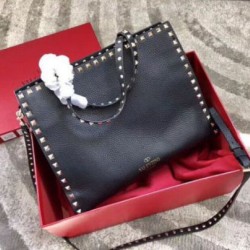 Qualità Specchio Replica Valentino Nero Medium Rockstud Top Handle Borsa Riproduzione Fedele Valentino Nero Medium Rockstud Top Handle Borsa imitazioni