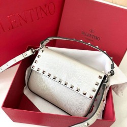 fedele Valentino Rockstud Pouch Borse Firmate Replica Bianco Granulato qualità specchio Replica Perfette fedele Valentino Rockstud Pouch Borse Firmate Bianco Granulato imitazioni