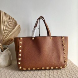 Qualità Specchio Replica fedele Valentino Roman Stud Tote Borsa Marrone Vitello Granulato Riproduzione Fedele fedele Valentino Roman Stud Tote Borsa Marrone Vitello Granulato imitazioni