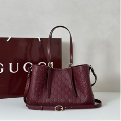 Replica Gucci 815214 Borsa tote media GG Emblem in pelle goffrata nera Imitazioni Replica qualità specchio Gucci 815214 Borsa tote media GG Emblem in pelle goffrata nera