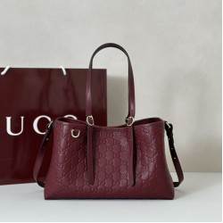 Replica qualità specchio Gucci 815214 Borsa tote media GG Emblem in pelle goffrata nera