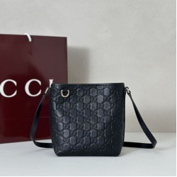 Gucci 847090 Borse Replica a secchiello nano con GG Emblem in tessuto marrone