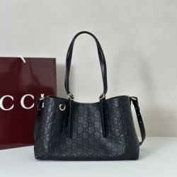 Borsa a tracolla piccola Gucci GG Emblem 847281 Marrone
