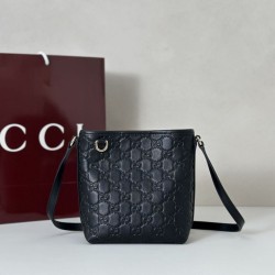 Gucci 847090 Borse Replica a secchiello nano con GG Emblem in tessuto marrone