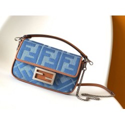 Mini borsa Fendi Baguette in denim con ricamo FF