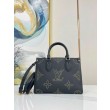 LV OnTheGo PM Bag con borchie M46733