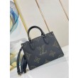 LV OnTheGo PM Bag con borchie M46733