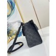 LV OnTheGo PM Bag con borchie M46733