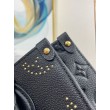 LV OnTheGo PM Bag con borchie M46733