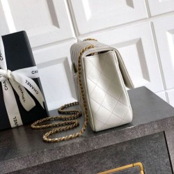 Replica Borse Imitazioni Chanel piccola con patta classica CF in pelle di agnello lucida bianca Imitazioni Replica qualità specchio Borse Imitazioni Chanel piccola con patta classica CF in pelle di agnello lucida bianca