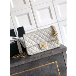 Borse Imitazioni Chanel piccola con patta classica CF in pelle di agnello lucida bianca