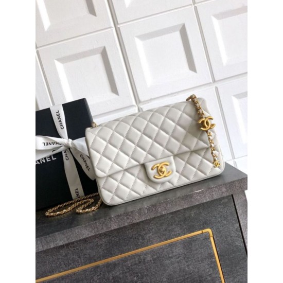 Borse Imitazioni Chanel piccola con patta classica CF in pelle di agnello lucida bianca