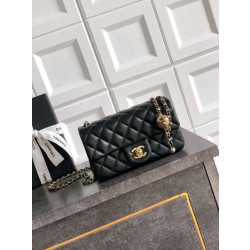 Chanel 25K Bora Pari all'originale replica a patta piccola con pallina dorata in pelle di agnello nera