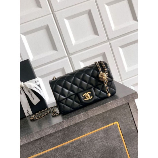 Chanel 25K Bora Pari all'originale replica a patta piccola con pallina dorata in pelle di agnello nera Chanel 25K Bora Pari all'originale replica a patta piccola con pallina dorata in pelle di agnello nera