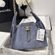 Chanel AS5293, borsa a secchiello con coulisse piccola Hobo Vintage, pelle di daino blu