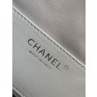 Chanel AS5293 Borsa a secchiello piccola Hobo Vintage con coulisse in pelle scamosciata grigia