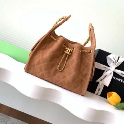 Replica qualità specchio Chanel AS5293 Borse Imitazioni a secchiello piccola Hobo Vintage con coulisse in pelle scamosciata marrone