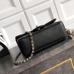 Replica Chanel 25K Bora Pari all'originale replica a patta piccola con pallina dorata in pelle di agnello nera Imitazioni Replica qualità specchio Chanel 25K Bora Pari all'originale replica a patta piccola con pallina dorata in pelle di agnello nera