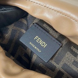 Replica Zaino con coulisse da donna Fendi Cappuccino Vintage Albicocca Imitazioni Replica qualità specchio Zaino con coulisse da donna Fendi Cappuccino Vintage Albicocca