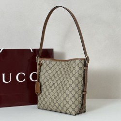 Replica Borsa a tracolla piccola Gucci GG Emblem 848881 Marrone Imitazioni Replica qualità specchio Borsa a tracolla piccola Gucci GG Emblem 848881 Marrone