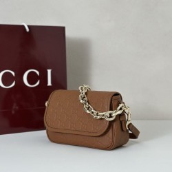Replica Gucci 847448 Borsa a tracolla piccola GG Emblem Marrone Imitazioni Replica qualità specchio Gucci 847448 Borsa a tracolla piccola GG Emblem Marrone